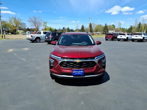Used 2024 Chevrolet Trax LT FWD image 9