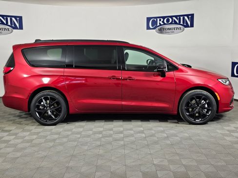 New 2026 Chrysler Pacifica Select image 5