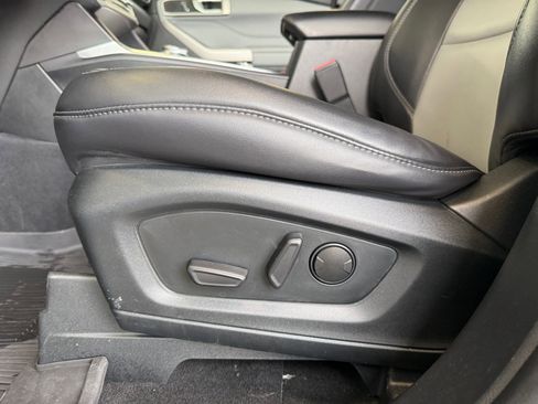 Used 2022 Ford Explorer XLT w/ Equipment Group 202A image 14