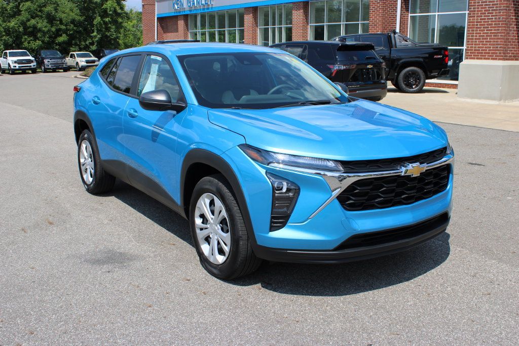 Certified 2025 Chevrolet Trax LS FWD image 2