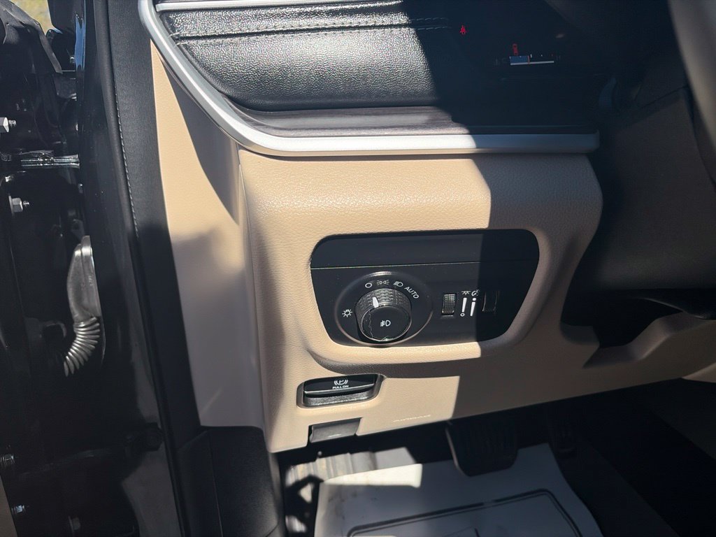 Used 2023 Jeep Grand Cherokee Limited AWD/4WD image 19