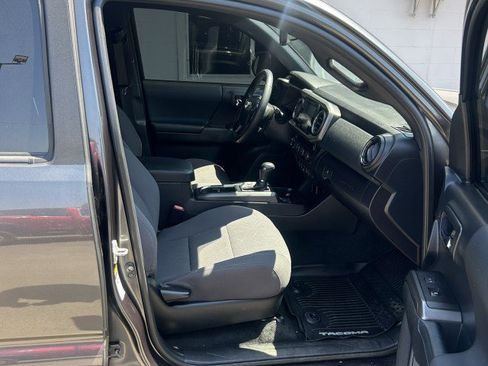 Used 2018 Toyota Tacoma TRD Off-Road w/ Technology Package AWD/4WD image 25