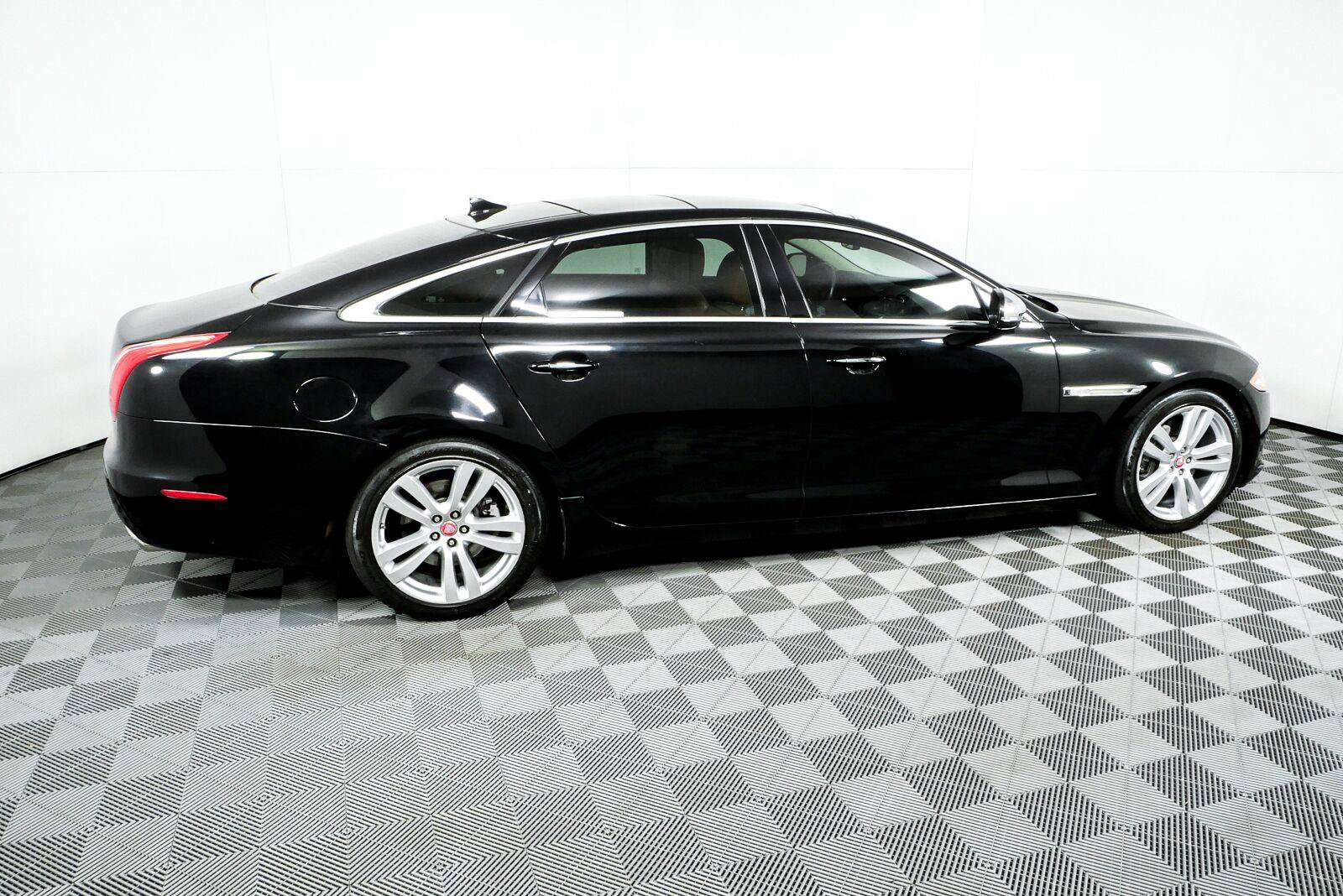 Used 2013 Jaguar XJ L Portfolio AWD/4WD image 2