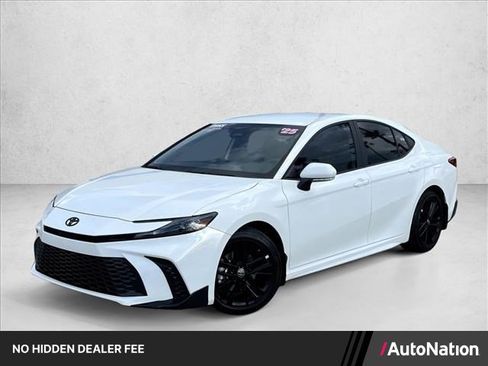 Used 2025 Toyota Camry SE FWD image 1