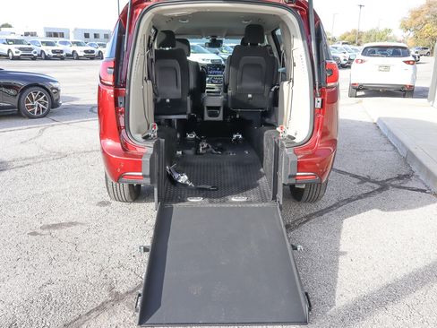 Used 2021 Chrysler Pacifica Touring image 3