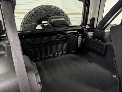 Used 2022 Jeep Wrangler Unlimited Sahara AWD/4WD image 17