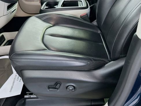 Used 2023 Chrysler Pacifica Touring-L FWD image 19