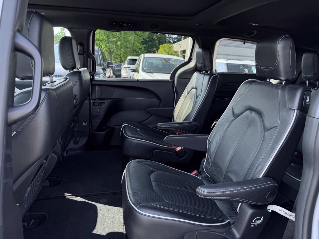 Certified 2025 Chrysler Pacifica Limited FWD image 25