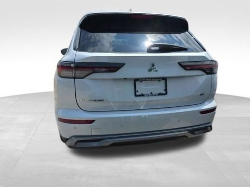 Used 2025 Mitsubishi Outlander SE FWD image 3