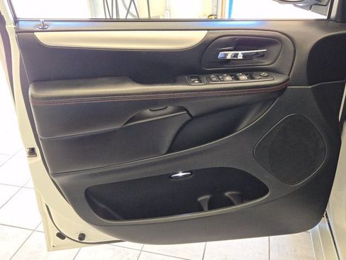Used 2017 Dodge Grand Caravan GT FWD image 18