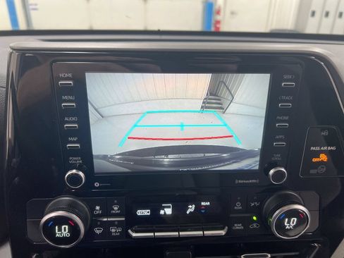 Used 2020 Toyota Highlander L AWD/4WD image 15
