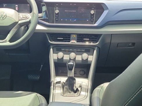 Certified 2022 Volkswagen Taos SE FWD image 5