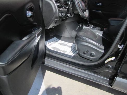 Used 2019 Jeep Cherokee Limited AWD/4WD image 9