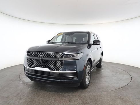 Used 2025 Lincoln Navigator Reserve image 32