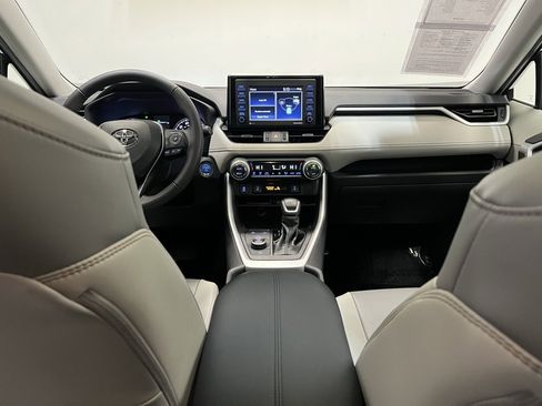 Used 2021 Toyota RAV4 XLE Premium image 17
