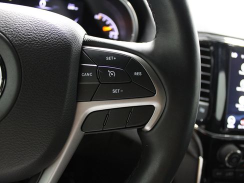 Used 2019 Jeep Grand Cherokee Altitude AWD/4WD image 38
