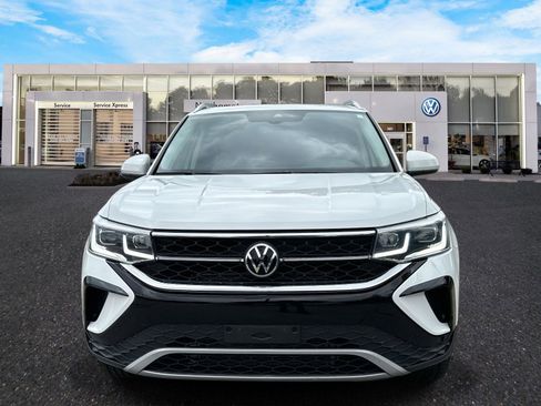 Certified 2022 Volkswagen Taos SEL w/ Panoramic Sunroof Package image 2