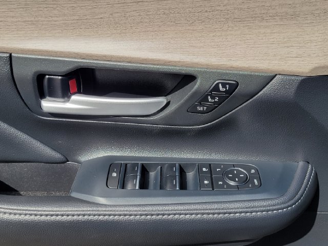 Used 2024 Toyota Grand Highlander AWD image 18