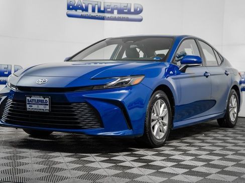 Used 2025 Toyota Camry LE image 3