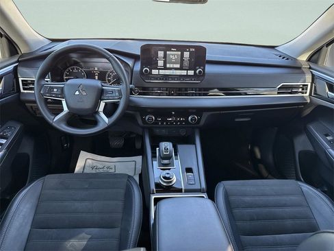 Used 2024 Mitsubishi Outlander SE image 19