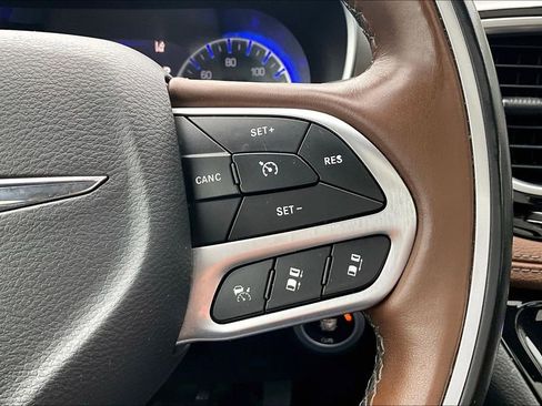 Used 2018 Chrysler Pacifica Limited w/ Tire & Wheel Group FWD image 12