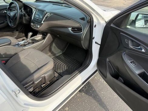 Used 2017 Chevrolet Malibu LT image 14