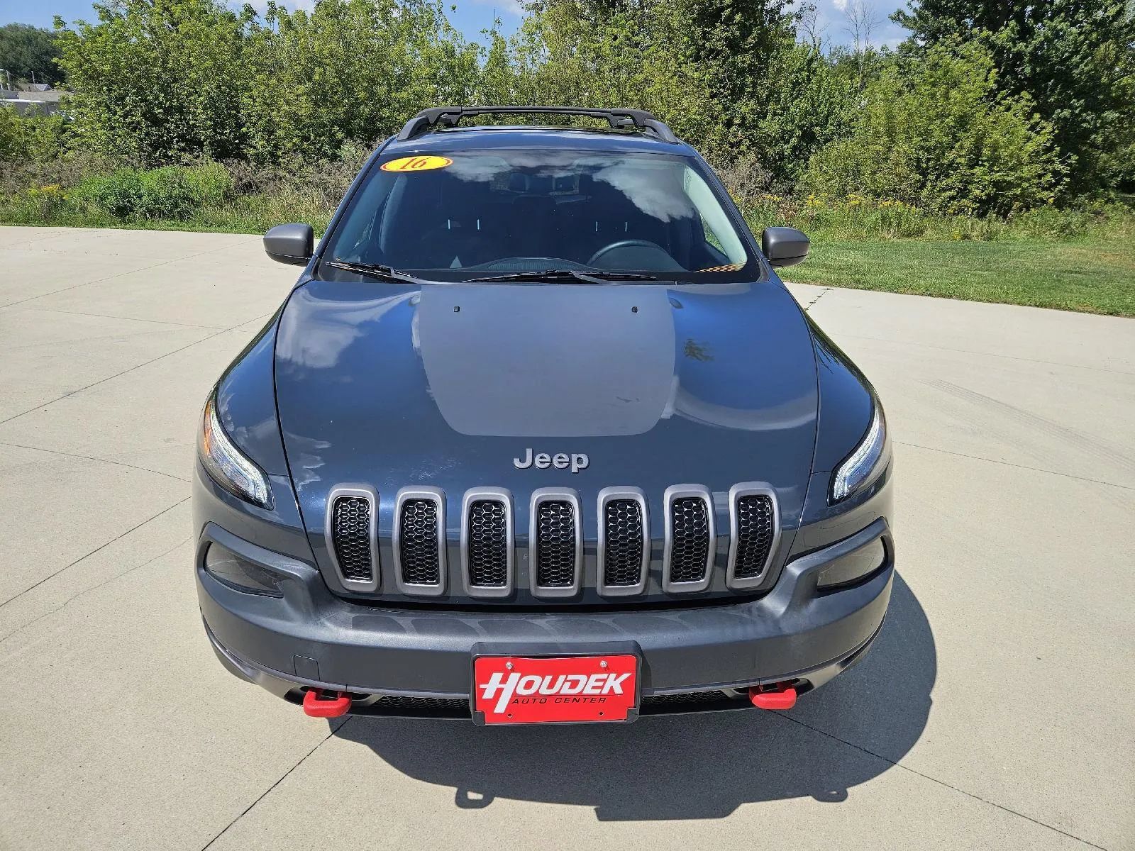 Used 2016 Jeep Cherokee Trailhawk w/ Comfort/Convenience Group AWD/4WD image 2