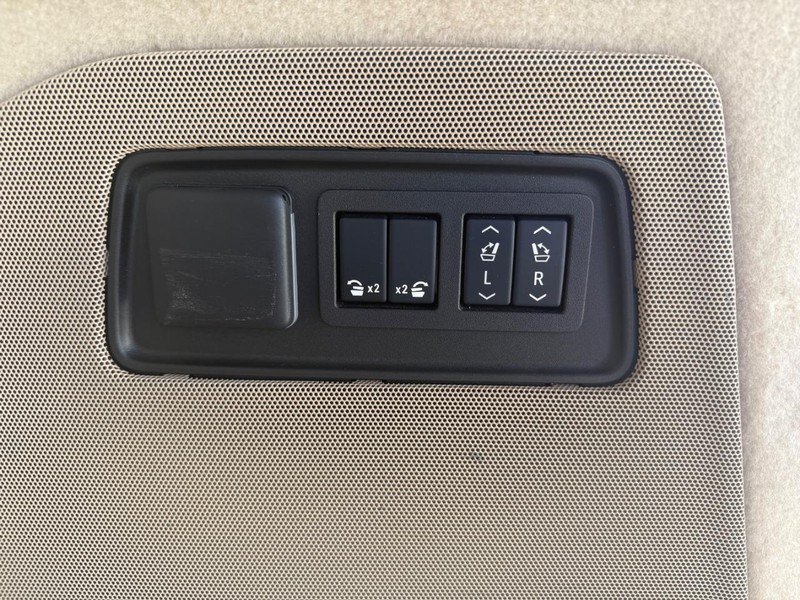 Used 2024 Cadillac Escalade Premium Luxury AWD/4WD image 12