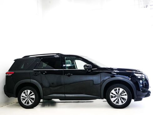 Used 2025 Nissan Pathfinder SV AWD/4WD image 4