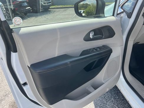 Used 2023 Chrysler Pacifica Touring-L FWD image 12