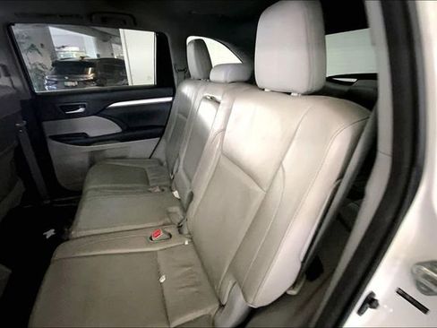 Used 2014 Toyota Highlander XLE FWD image 12