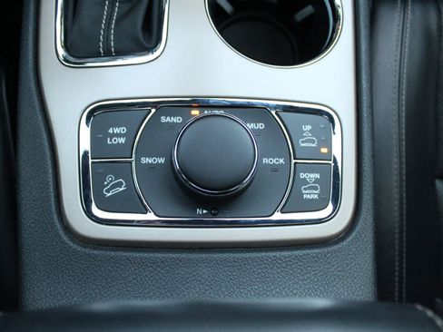 Used 2017 Jeep Grand Cherokee Overland image 21