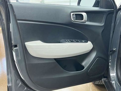 Used 2025 Hyundai Venue SEL FWD image 17