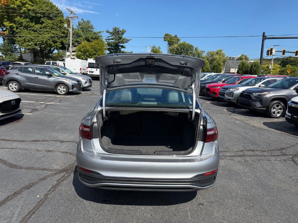 Used 2025 Volkswagen Jetta SE FWD image 20