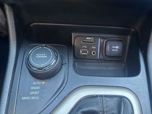 Used 2015 Jeep Cherokee Limited image 26