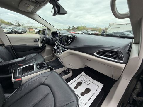 Used 2019 Chrysler Pacifica Limited FWD image 32