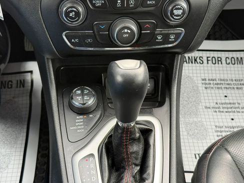 Used 2015 Jeep Cherokee Trailhawk w/ Leather Interior Group AWD/4WD image 38