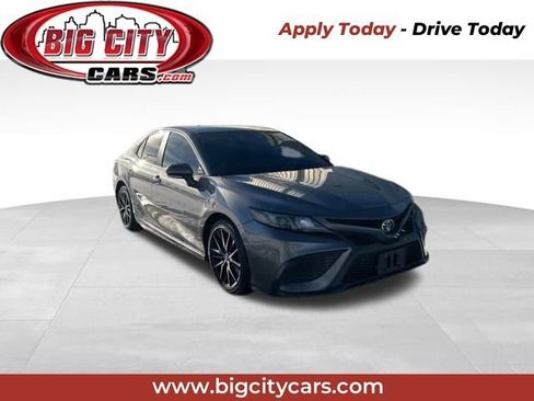 Used 2022 Toyota Camry SE image 1