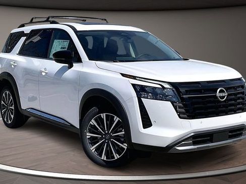 New 2026 Nissan Pathfinder Platinum image 2