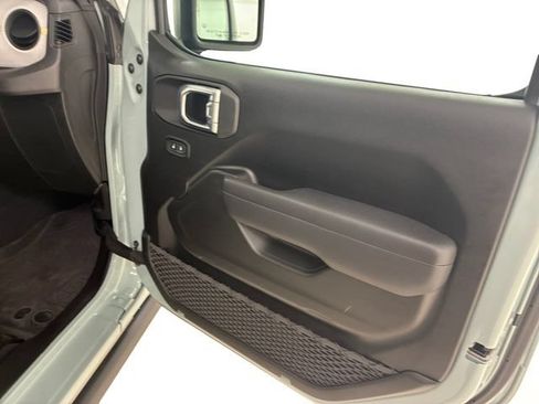Used 2024 Jeep Wrangler Unlimited AWD/4WD image 15