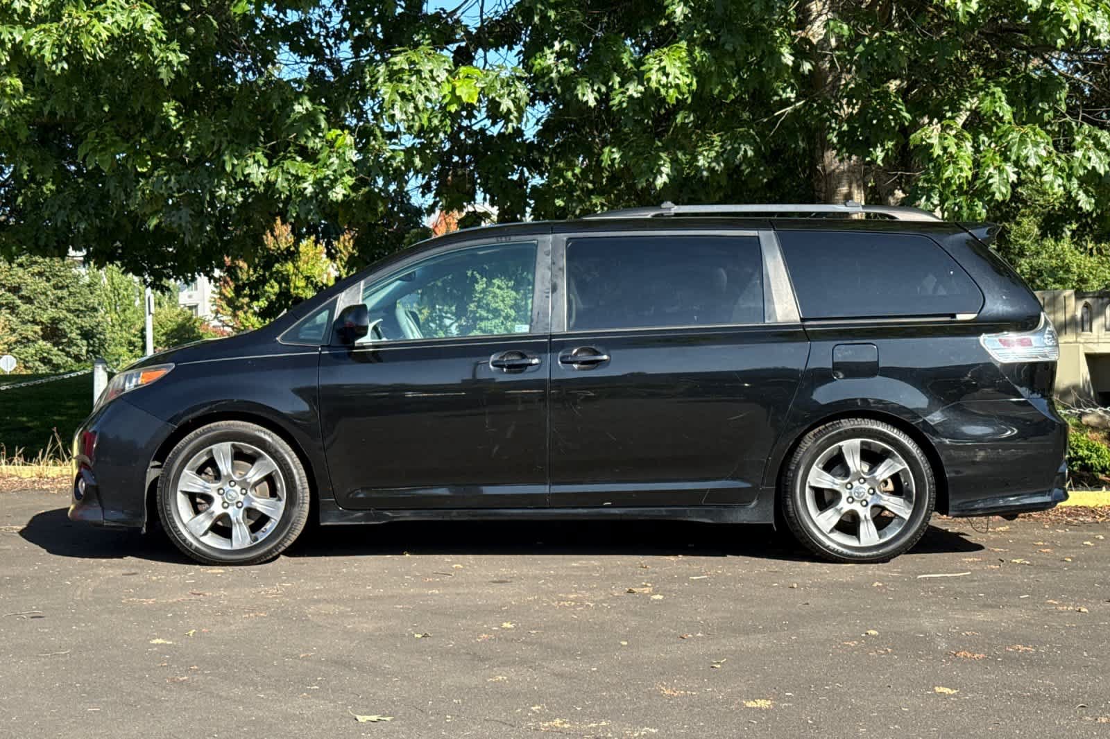 Used 2012 Toyota Sienna SE FWD image 5