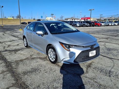 Used 2022 Toyota Corolla LE image 2