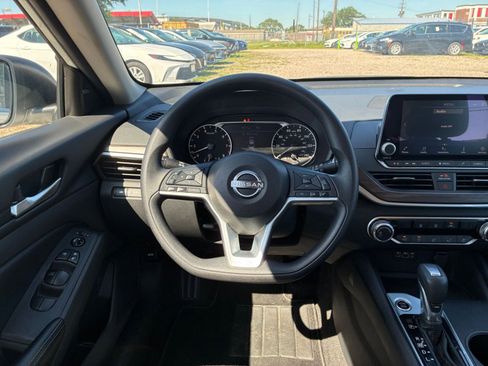 Used 2025 Nissan Altima 2.5 SV FWD image 28