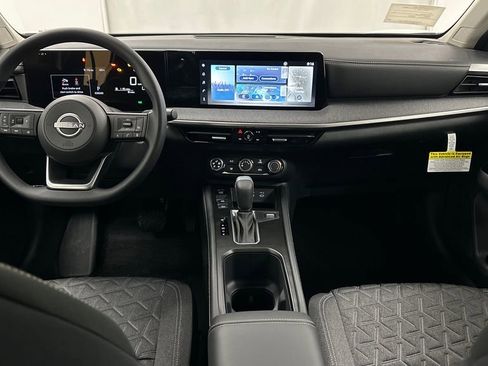 Used 2025 Nissan Kicks SV AWD/4WD image 15