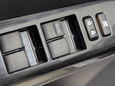 Used 2017 Toyota RAV4 Limited image 23