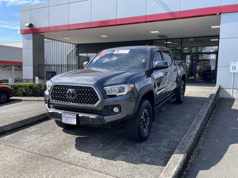 Used 2018 Toyota Tacoma TRD Off-Road w/ Technology Package AWD/4WD image 3