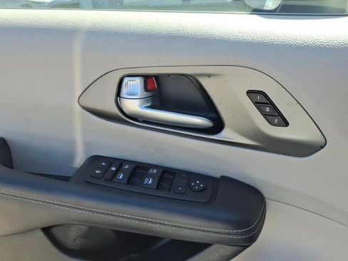 Used 2023 Chrysler Pacifica Touring-L image 15
