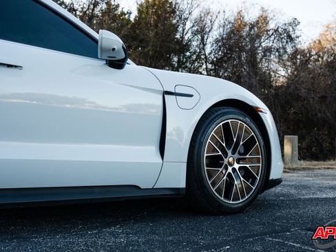 Used 2022 Porsche Taycan image 27