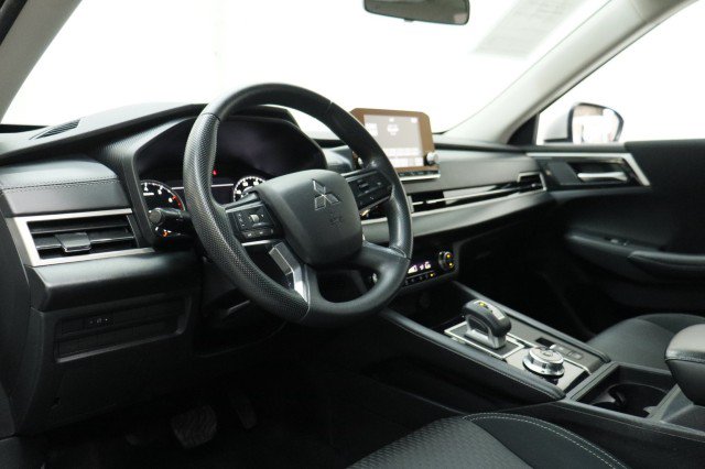 Used 2023 Mitsubishi Outlander ES FWD image 6