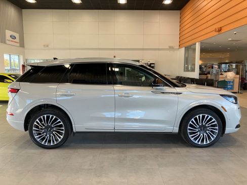 Used 2022 Lincoln Corsair Reserve w/ Equipment Group 201A image 4